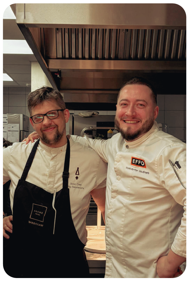 Szefowie kuchni ChefChef przy stole w plenerze